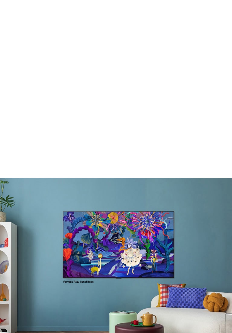 LG QNED evo AI QNED82 Mini LED koos LG Gallery+-iga kuvab Varvara Alaye loodusainelist kunstiteost, teler on paigaldatud sinise elutoa seinale tasapinnaliselt osana teleri kureeritud kunstisisu kogemusest. 